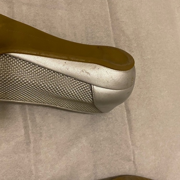 Stuart Weitzman Ideal Silver Nappa Rhinestone and Bow Flats. - Picture 8 of 16